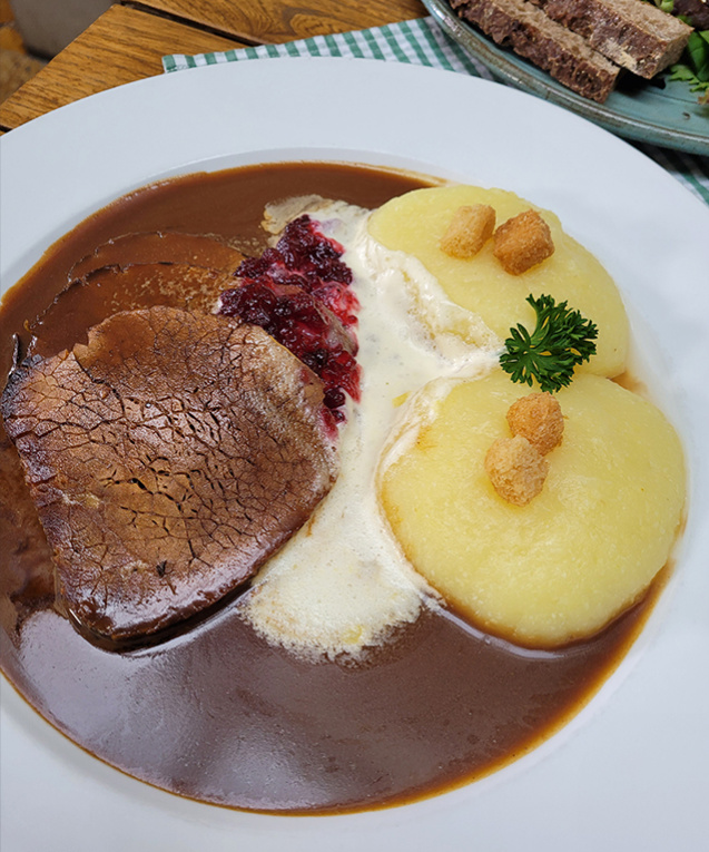 Ein echter Coburger Klassiker: Sauerbraten mit „Rutschern“ gehört zum Klößmarkt einfach dazu.