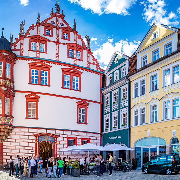 Mitten am Coburger Marktplatz gelegen, ist das Goldene Kreuz der perfekte Ausgangspunkt für einen Festtag in der Vestestadt.