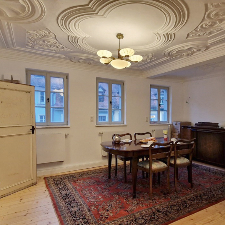 Im Bamberger Wohn- und Geschäftshaus aus dem Jahr 1710 konnten zahlreiche historische Details wie die barocke Stuckdecke erhalten werden.