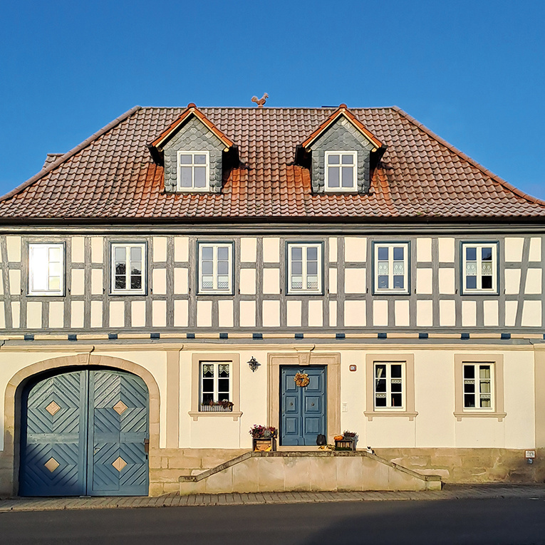 Die denkmalgerechte Fassadensanierung in Lettenreuth zeigt, wie viel Wirkung in sorgfältig abgestimmten Details steckt.