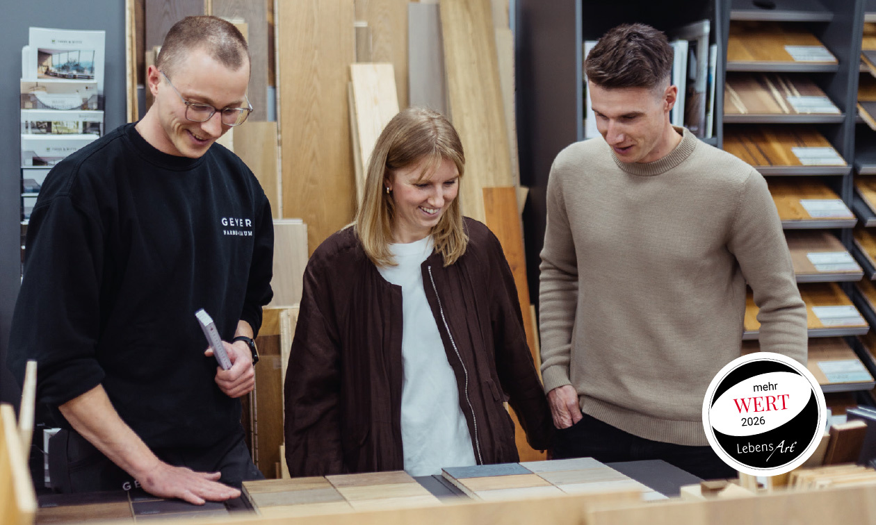 Gemeinsam den richtigen Boden finden: In der Ausstellung werden Materialien, Optik und Anforderungen direkt miteinander verglichen.