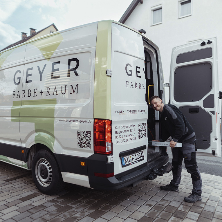 Kein Transporter oder Anhänger nötig: Das Material bringt der Handwerker bei STARTHILFE gleich mit. – Foto: Geyer Farbe + Raum