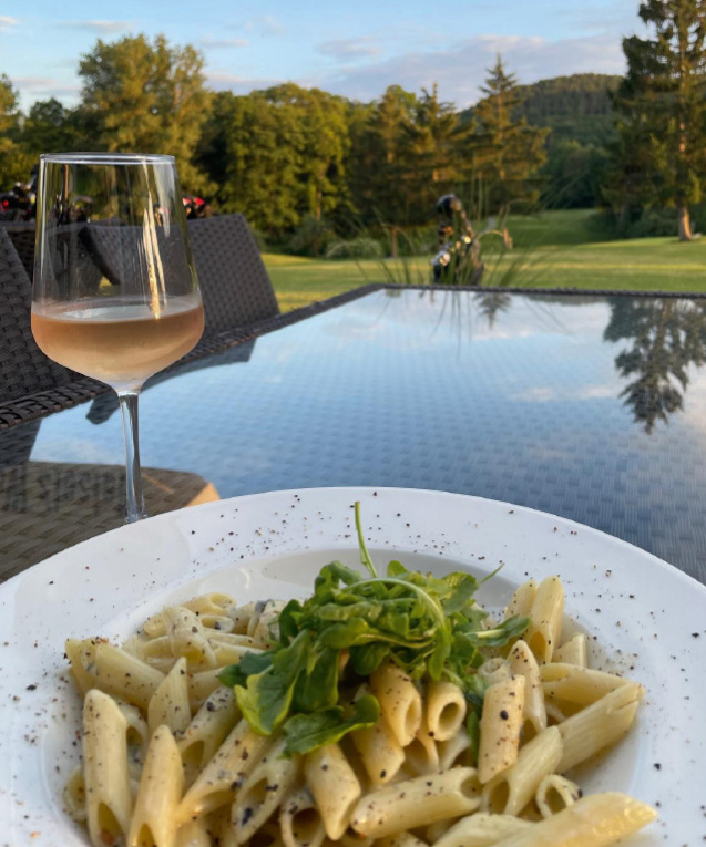 Das öffentliche Restaurant im Club lädt mit seiner herrlichen Sonnen­terrasse nicht nur zu Teamevents ein.