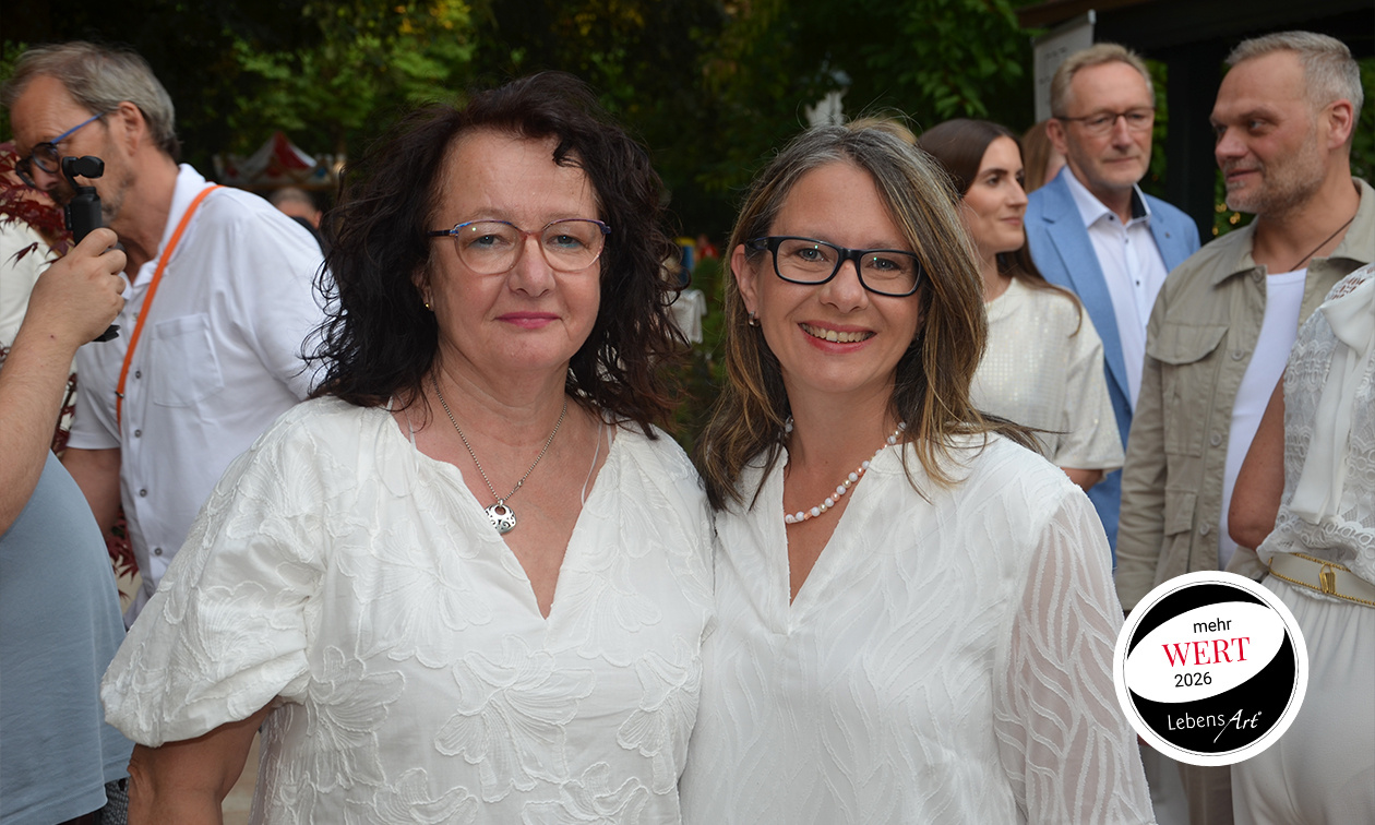 Ein besonderer Moment in München: Gudrun Stübinger (links) und Melanie Friedrich beim Jubiläum der STERNE BEST SHOP AWARDS 2026, einer der renommiertesten Auszeichnungen der Dessousbranche.