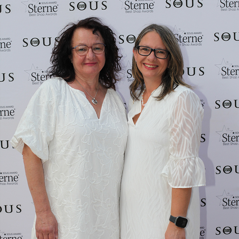 Gudrun Stübinger und Tochter Melanie Friedrich freuen sich über die Nominierung des Wäschetraums unter die Top 10 der besten deutschen Dessous-Fachgeschäfte.