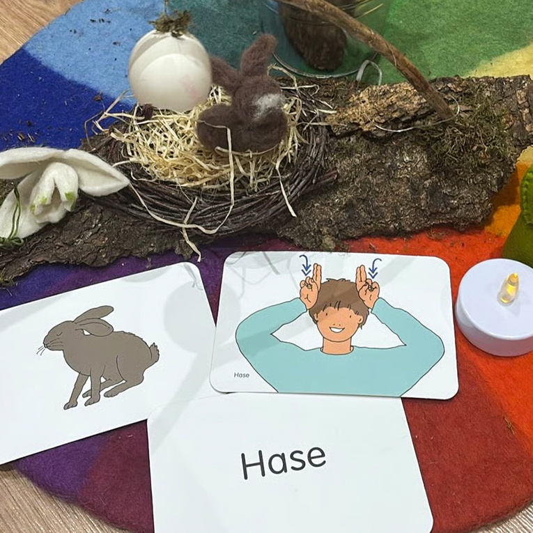 Gemeinsam eine neue Sprache entdecken: Mit Gebärden lernen die Kinder, sich auch ohne Worte auszudrücken und miteinander zu kommunizieren.