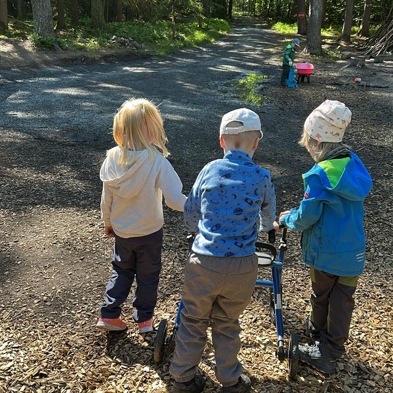Gemeinsam geht vieles leichter: Bei den Waldwichteln erleben die Kinder ganz selbstverständlich, wie wichtig gegenseitige Unterstützung und gelebtes Miteinander sind.