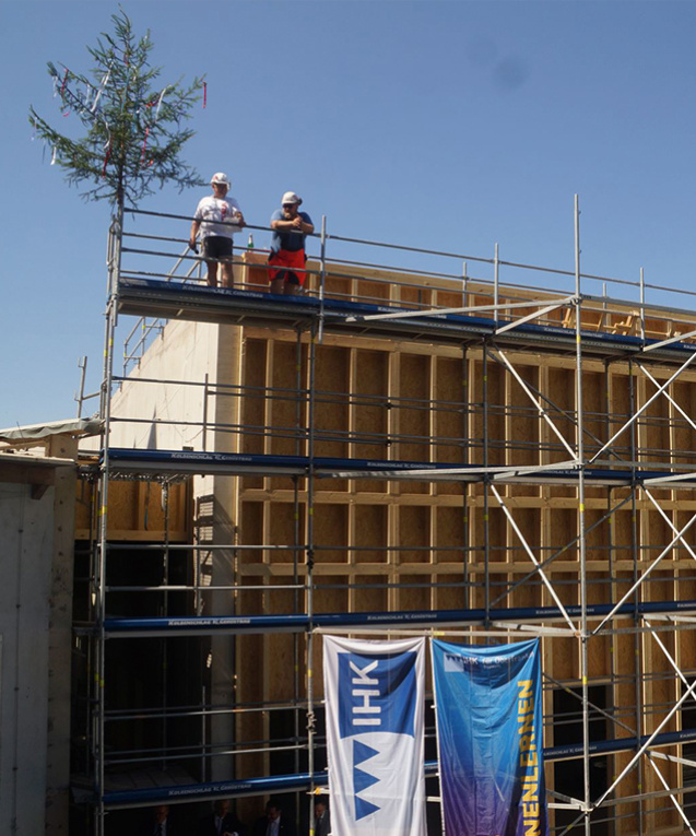 Vom Richtfest zum Lernort der Zukunft: Der neue IHK-Campus Bayreuth soll im ersten Quartal 2027 fertiggestellt werden.