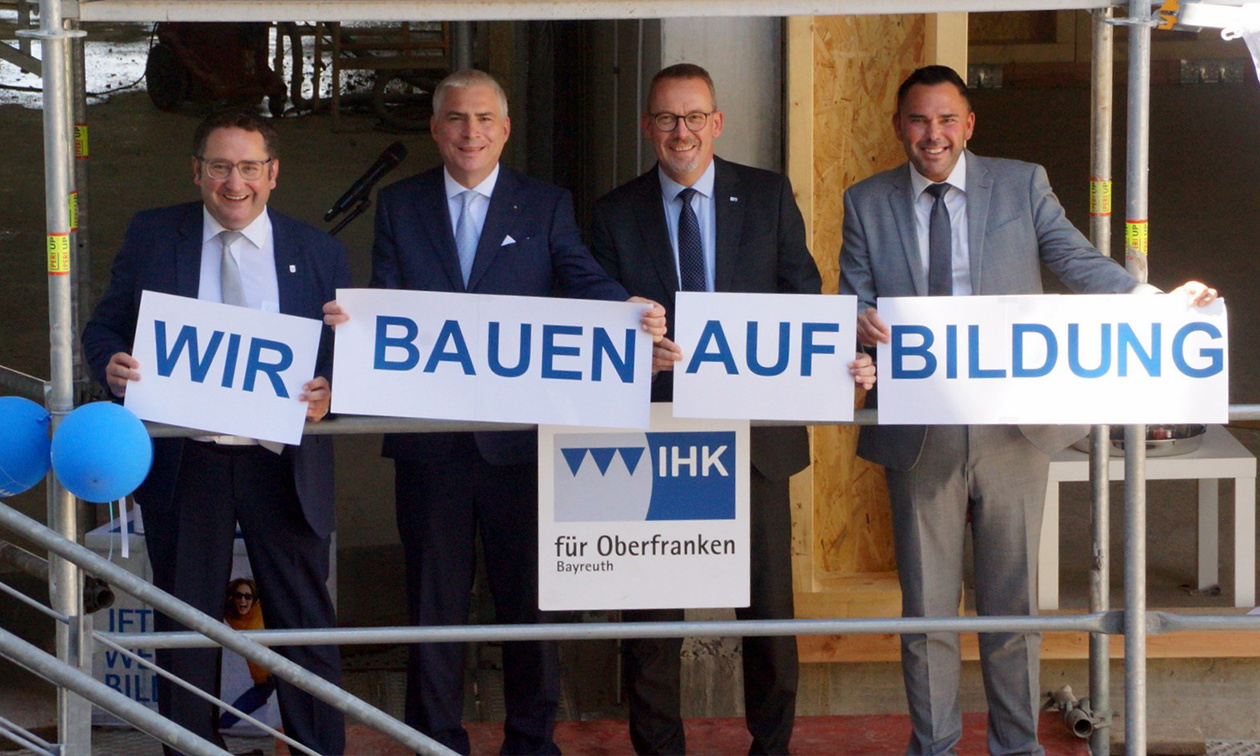 Bauen auf Bildung: Wirtschaftsstaatssekretär Tobias Gotthardt, IHK-Präsident Dr. Michael Waasner, IHK-Hauptgeschäftsführer Wolfram Brehm und Robert Göpel, Geschäftsführer IHK-Weiterbildung (v.l.), beim Richtfest für den neuen IHK-Campus Bayreuth