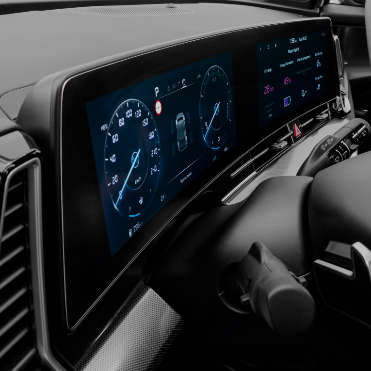 Der Touchscreen ist für Fahrer und Beifahrer zugleich die zentrale Benutzerschnittstelle, die sich dank der umschaltbaren Multi-Mode-Bedienleiste unterhalb des Bildschirms besonders einfach und intuitiv bedienen lässt.