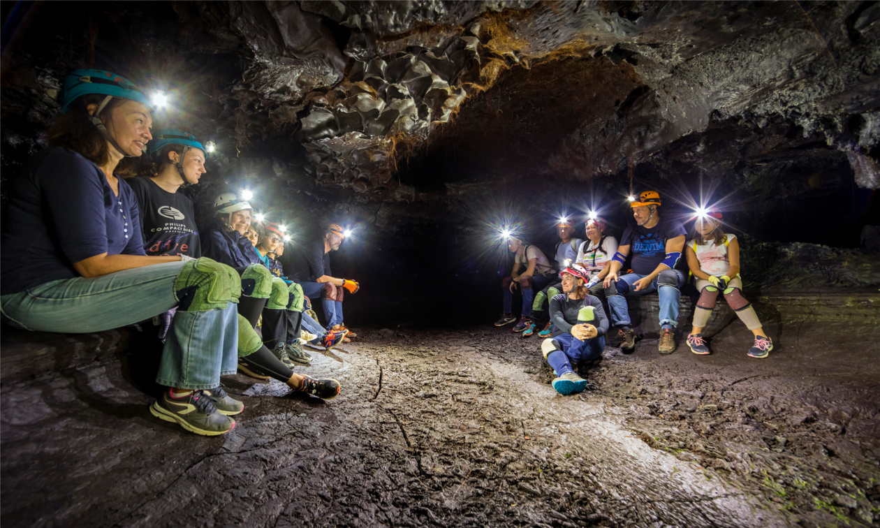 Begleitet von Höhlenforschern können die Lavahöhlen des Vulkanlandes in völliger Sicherheit erkundet werden.