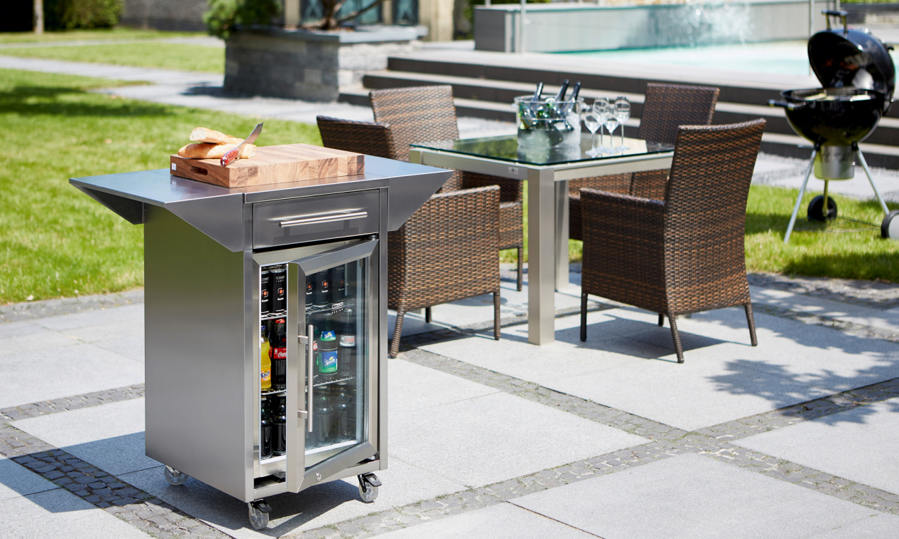 Doppelt praktisch – der CASO Counter & Cool, ein Rollwagen mit Seitenablagen, Schublade und Barbecue Cooler.