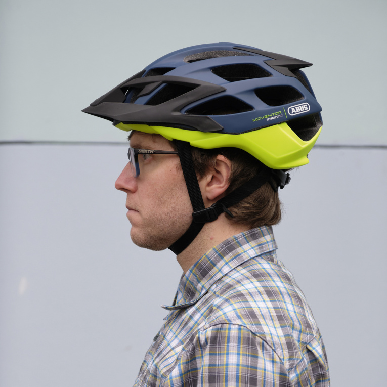 Der Helm sitzt optimal, wenn er knapp über den Augenbrauen und dabei gerade auf dem Kopf liegt.
