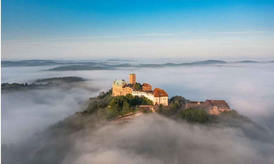 Die Wartburg thront über der Stadt Eisenach am nordwestlichen Ende des Thüringer Waldes. Sie gehört seit 1999 zum UNESCO-Welterbe.