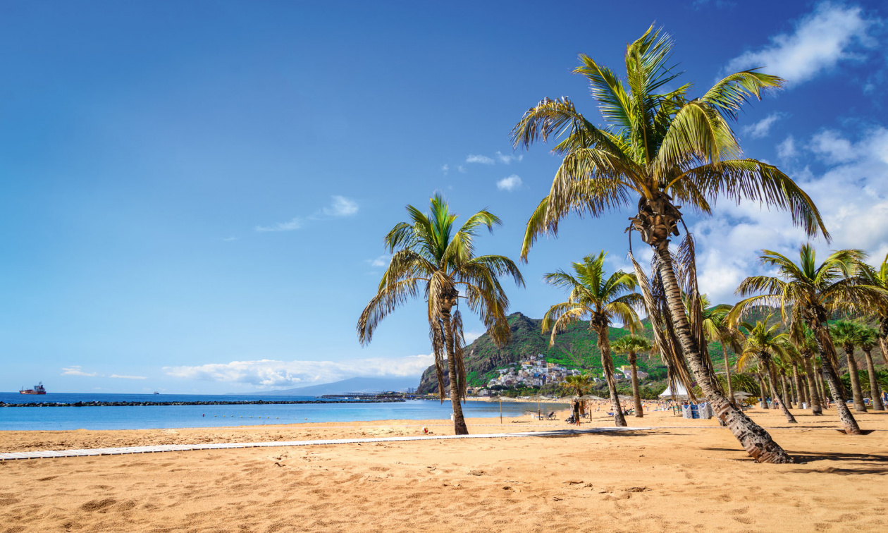 Playa de Las Teresitas, ein berühmter Strand in der Nähe von Santa Cruz de Tenerife mit malerischem Dorf San Andres.