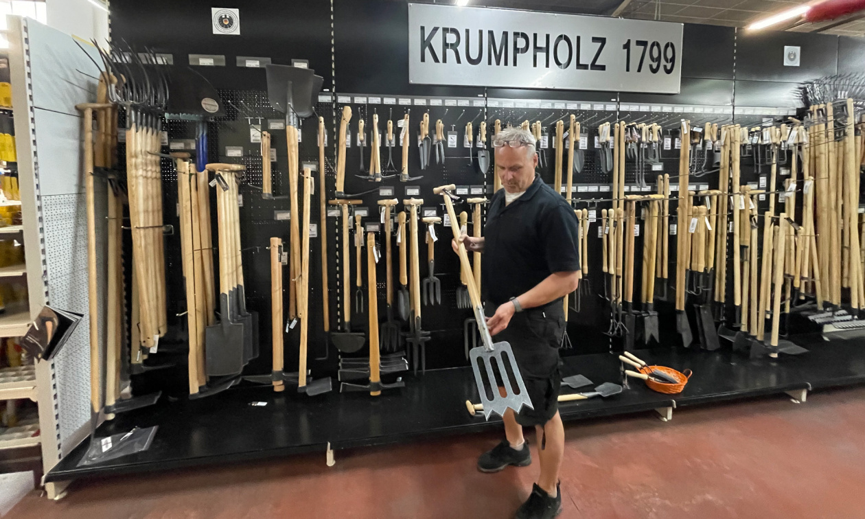 Dieter Heinel von Haberstumpf & Winkler’s Bauklotz in Kulmbach ist überzeugt von der Krumpholz Handwerks- Qualität der ideenreichen Gartenhelfern, wie dem Spork, die Rosengabel oder die Gartendisk.