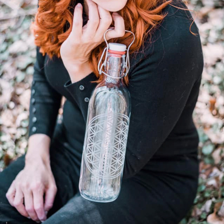 Stylische Glasflasche als attraktiver Alltagsbegleiter