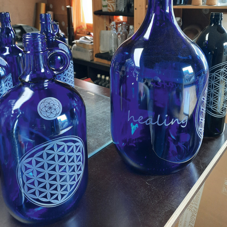 Komplett durchgefärbtes blaues Glas schützen den Inhalt.