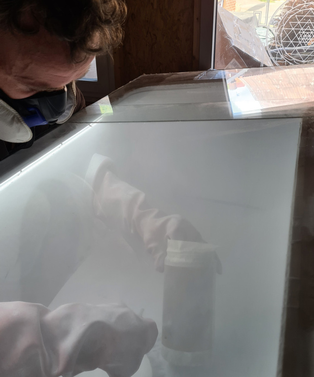 In der Stahlkammer wird da Glas von Hand bearbeitet