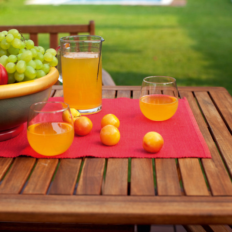 Durch die Pflege des Holzes mit einem Öl der Produktlinie Lignex Garten bleibt dessen schöne Optik länger erhalten. Das Produkt bietet gleichzeitig einen optimalen Schutz vor Wasser und Sonne, ohne die natürliche Holzmaserung zu verändern.