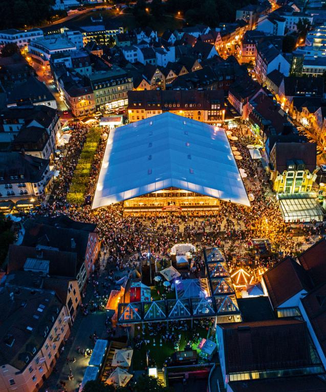 Der bewährte Mix aus traditionellen Blaskapellen und mitreißenden Stimmungsbands ist auch in diesem Jahr wieder im Stadl sicher.