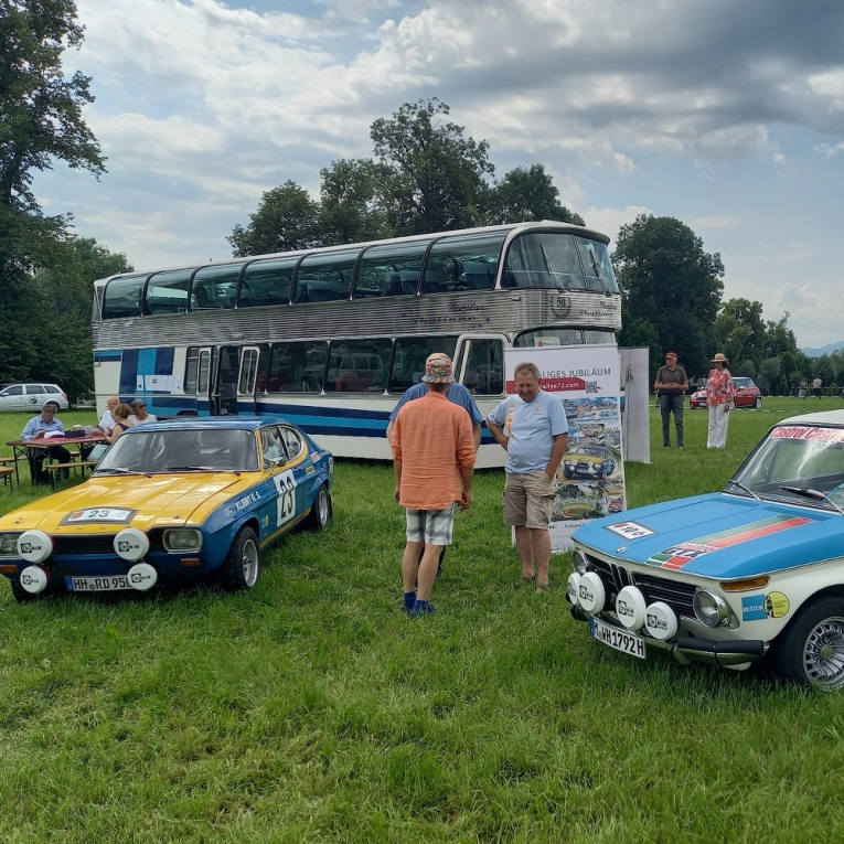 Ausstellung: In Maxlrain standen der Original-Pressebus von 1972, der auch 2022 wieder dabei ist sowie der Röhrl-Capri und der Werks-BMW von Toni Fall