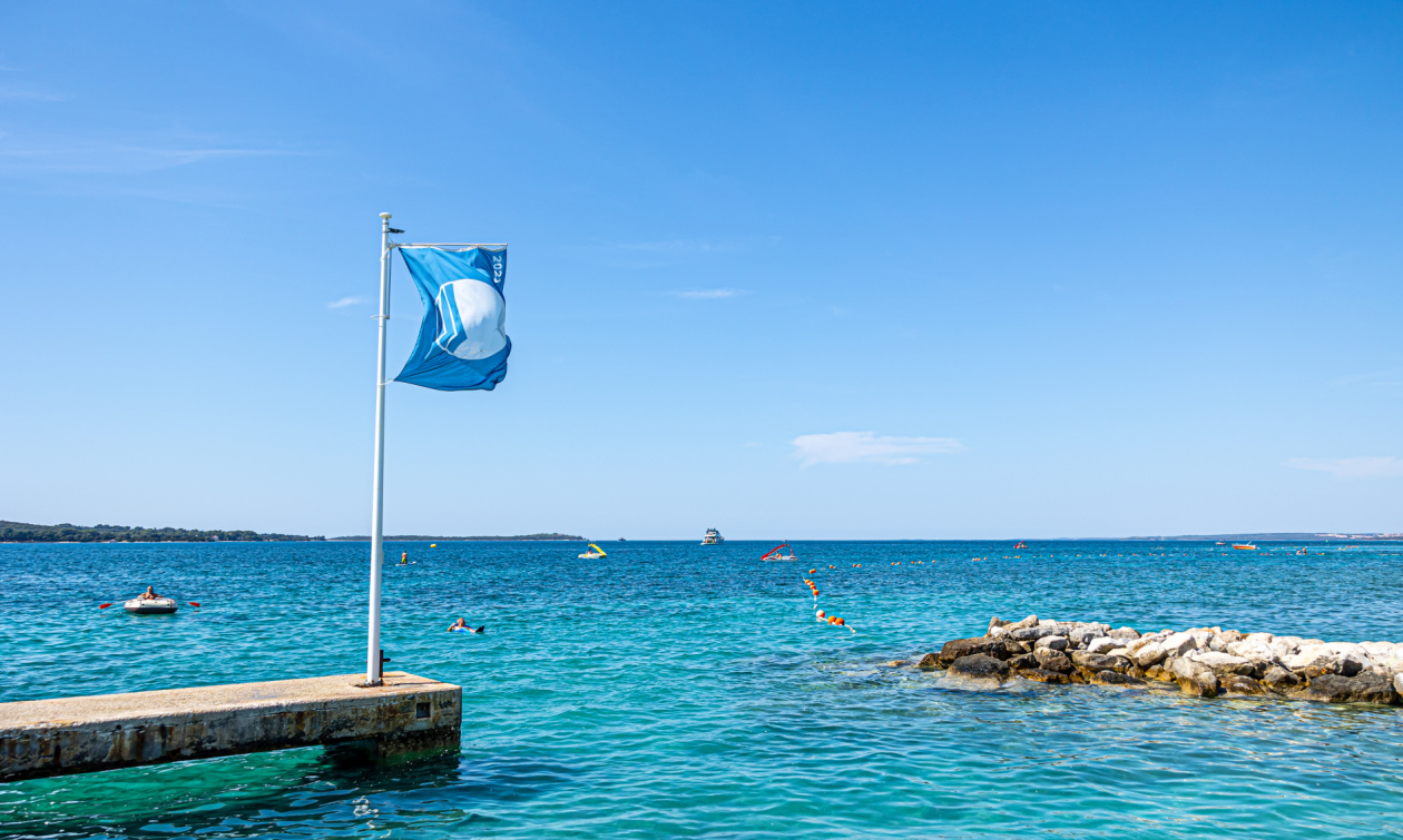 Auszeichnung mit dem weltweit anerkannten Umweltzeichen "Blaue Flagge" für herausragende Wasserqualität im BiVillage Fazana, Kroatien
