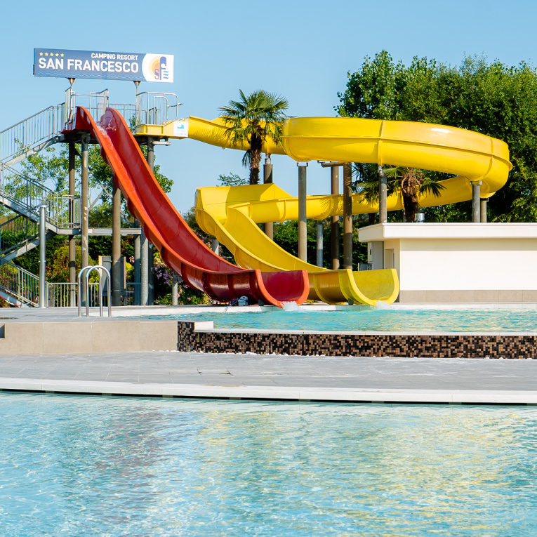 Die moderne Poollandschaft des BiVillage San Francesco lässt keine Wünsche offen