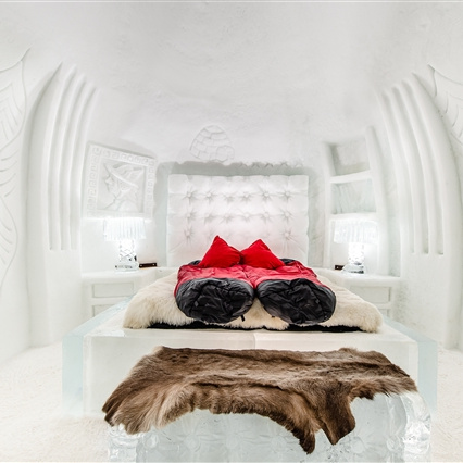 In der Iglu-Suite schläft man kühl zwischen Schnee und Eis und trotzdem kuschelig warm in einem Expeditionsschlafsack