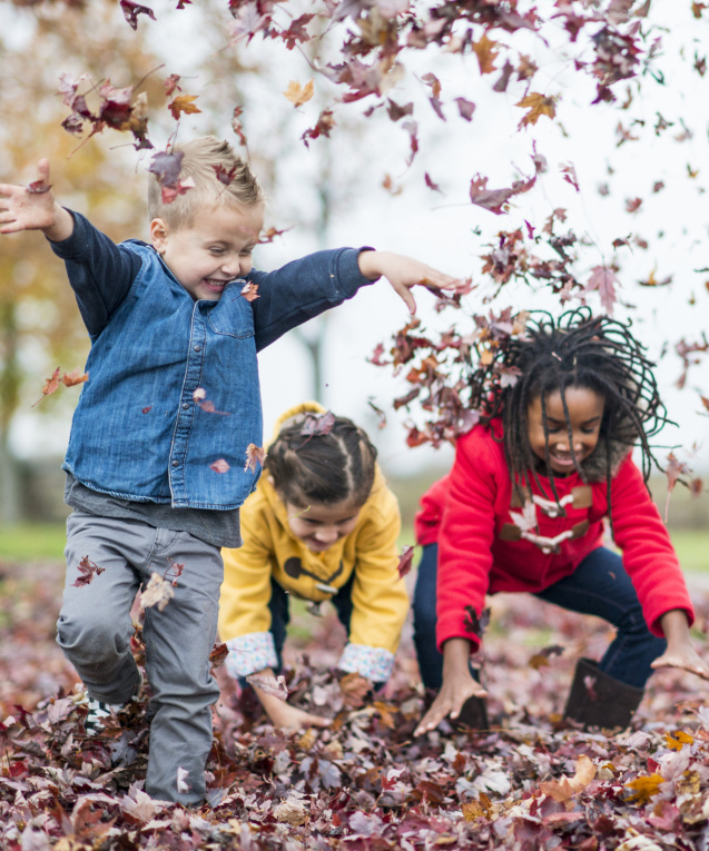 Spielen an der frischen Luft stärkt das Immunsystem. Auch Schüßler-Salz Nummer 3 hilft Kindern, für Herausforderungen in Schule und Kita gut gewappnet zu sein.