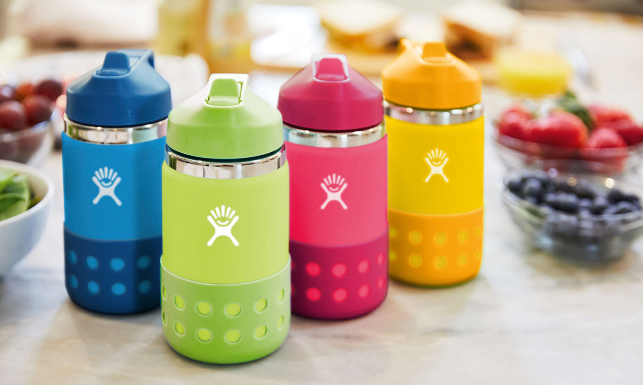 Die Kids Wide Mouth Flaschen gibt es in vier unterschiedlichen Farbkombinationen und in zwei verschiedenen Größen (355 ml und 591 ml)