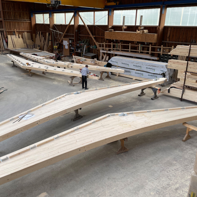 Durch die größtmögliche Vorfertigung im eigenen Werk kann die ­Aufrichtung eines Gebäudes meist an einem Tag erfolgen, sodass dieses schon mal regendicht ist. Hier ist eine Lagerhalle in Arbeit