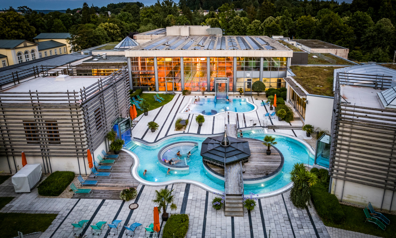 Die exklusive Therme Bad Steben besticht durch ihre stilvolle Architektur, die Tradition und Moderne harmonisch vereint