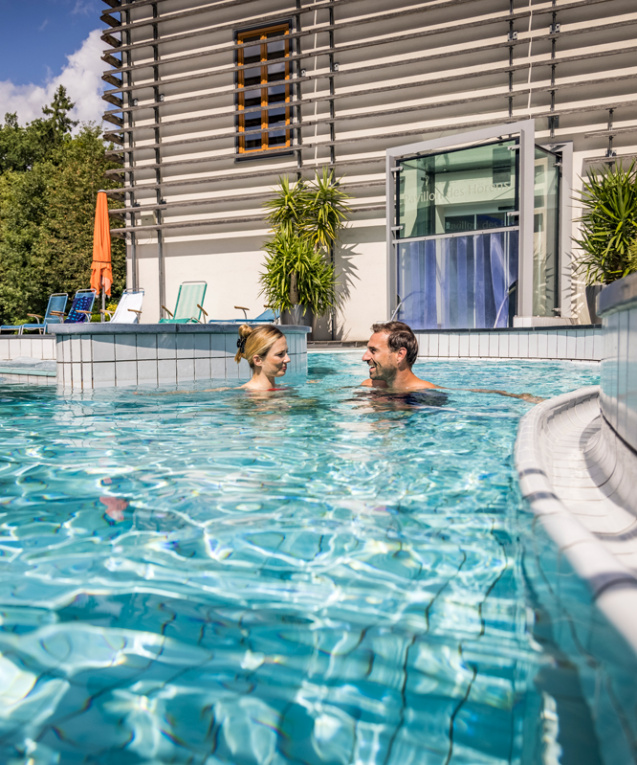 Entdecken Sie die abwechslungsreichen Wasserwelten in der Therme Bad Steben. Das Foto zeigt den Strömungskanal