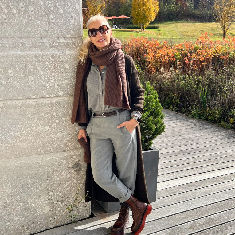 Die grauen Outfits von Ania ­Schierholt sind aus einer weichen Viskose-Baumwoll Mischung. Schals, Mützen, Taschen oder Rucksäcke setzen Akzente.