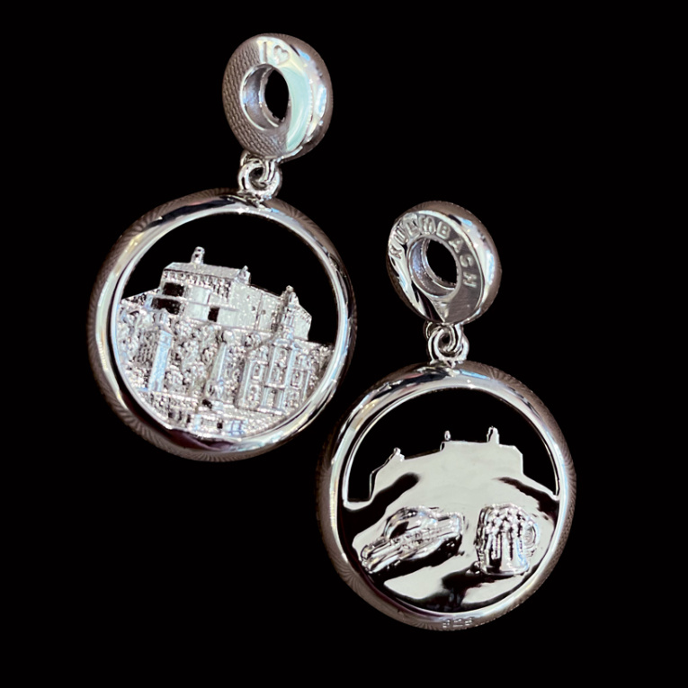 Eine exklusive Geschenkidee bei Juwelier Wecker – der Kulmbach-Anhänger. Ein Schmuckstück aus 925 Sterling Silber, das ihre Verbundenheit zu Kulmbach ausdrückt.