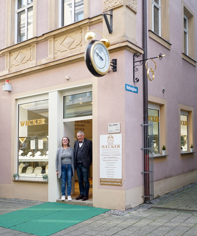 Holger und Heike Wecker vor dem Ladengeschäft in der Kulmbacher Langgasse