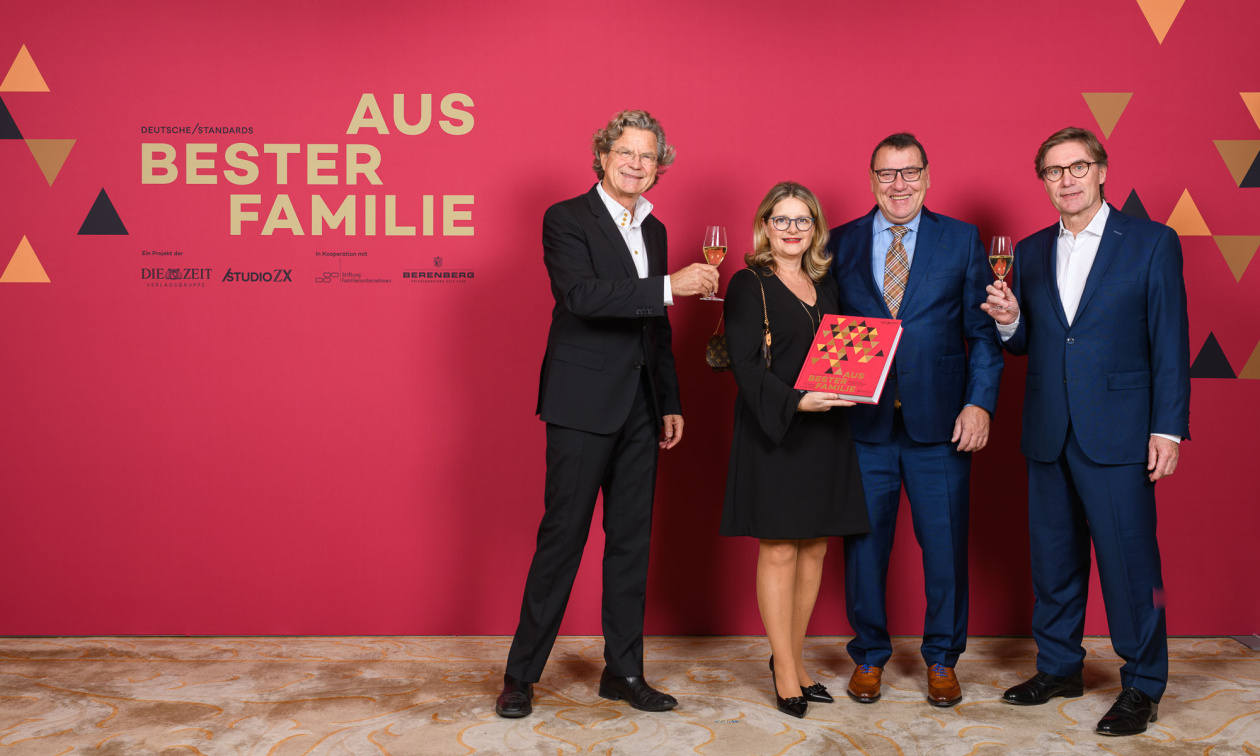 Zu Gast bei der Buchpremiere "Aus bester Familie" im Dezember in Berlin: Familienunternehmer Elke und Claus (sen.) Krumpholz, zusammen mit den Herausgebern Dr. Florian Langenscheidt (links) und Professor Dr. Peter May.