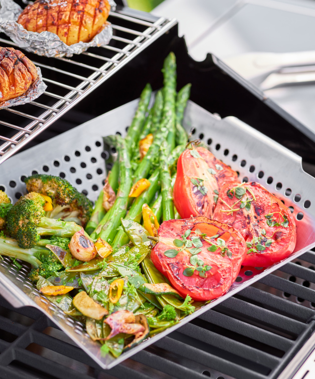 Mit der praktischen Grill- und Gemüsepfanne von RÖSLE macht das Reggie-Grillen gleich noch mehr Spaß.