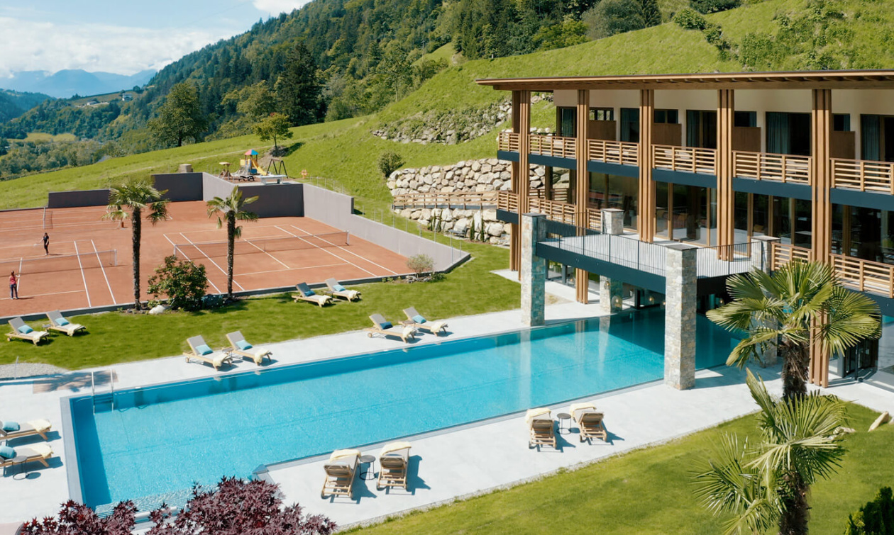 Aufschlag zum Tennis-Urlaub: in Südtirol ist die Saison bereits eröffnet.