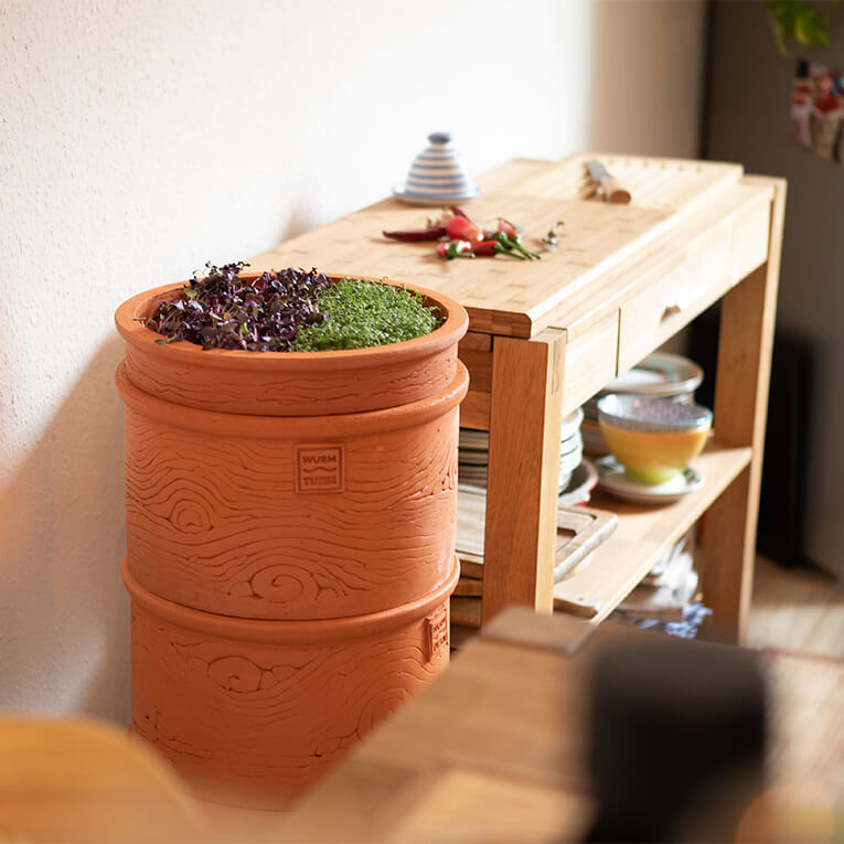 Egal ob Küche, Terrasse oder Garten – mit dem WurmTurm kann man ganz einfach Bioabfälle zu guter Erde machen – ganz nebenbei und ohne Geruchs­belästigung.