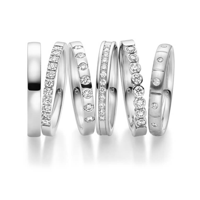 Im Gegenteil zu günstigen Ausführungen lassen sich hochwertige Ringe ein Leben lang anpassen, „aufhübschen“ oder mit einem passenden Vorsteckring ­erweitern. Eine gute Gelegenheit ist z­um Beispiel ein Ehejubiläum.