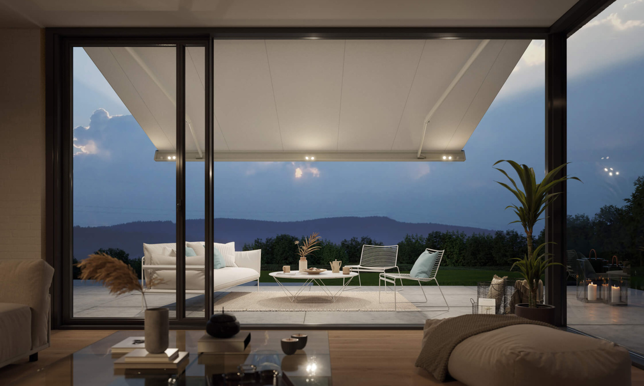 Wer Balkon & Terrasse im Sommer auch abends nutzen möchte, braucht das passende Licht. markilux bietet hierfür zusammen mit seinen modernen Markisen eine große Auswahl an LED-Systemen. Sie sorgen für helles bis stimmungsvolles und sogar farbiges Licht