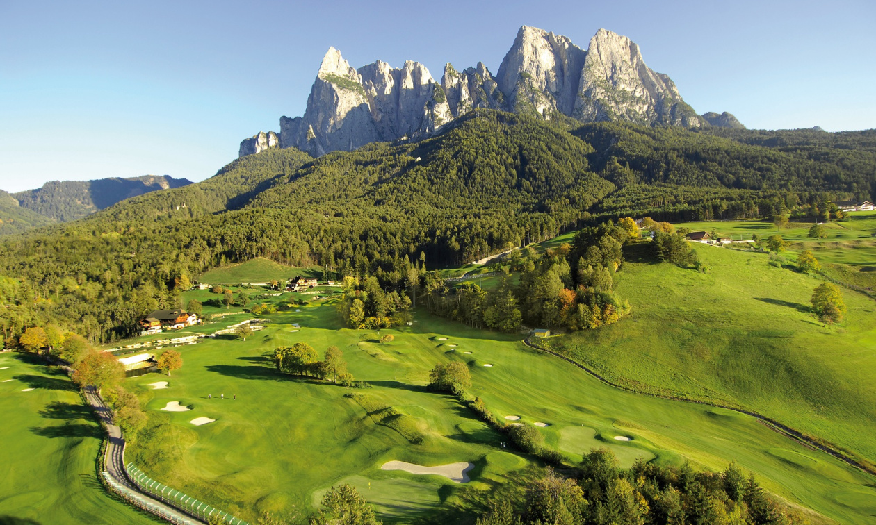 Das schönste Green südlich der Alpen ist mit dem Golfplatz St. Vigil Seis nur zwei Autominuten entfernt!