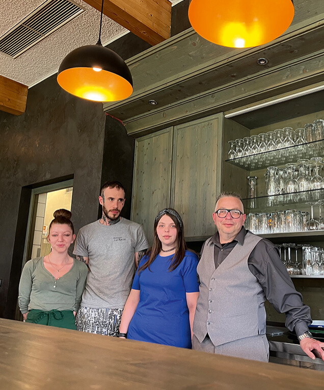 Buca 19 Team: Gino, Tochter Nicole mit Giovanni und Nichte Christina. Das öffent­liche Restaurant befindet sich direkt auf der Anlage des Golfclubs Oberfranken und ist auch für nicht golfende Gäste ein wunderschönes Ausflugsziel.