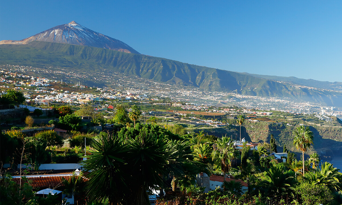 Das Orotava-Tal im fruchtbaren Norden der Insel mit Blick auf den 3 718 Meter hohen Teide, dem höchsten Berg Spaniens.