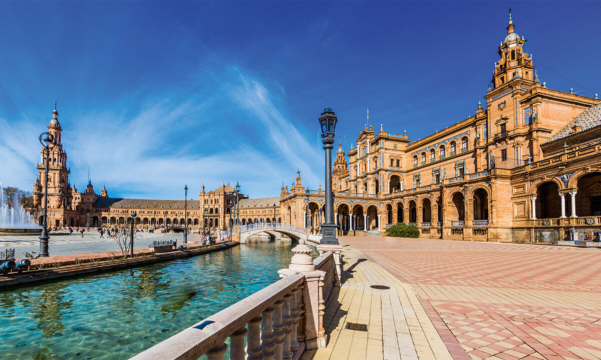 Die Plaza de Espana in Sevilla mit seinem imposanten Gebäude.