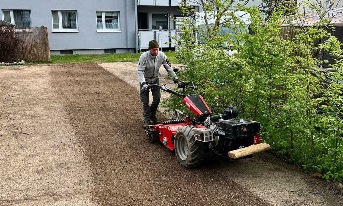 Eine schöne Grünfläche anzulegen und zu pflegen ist arbeitsintensiv, benötigt Fachwissen, einen gepflegten Maschinenpark und vor allem Zeit.