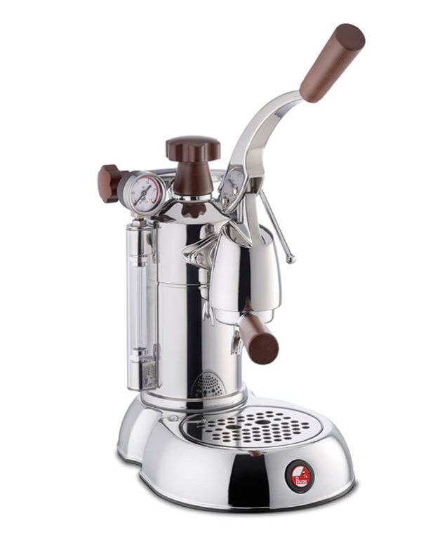 Die La Pavoni Handhebelmaschine verkörpert den höchsten Ausdruck von Technologie und edel Materialien. Ein kostbarer Einrichtungsgegenstand für cremige Espresso und schäumende Cappuccino.