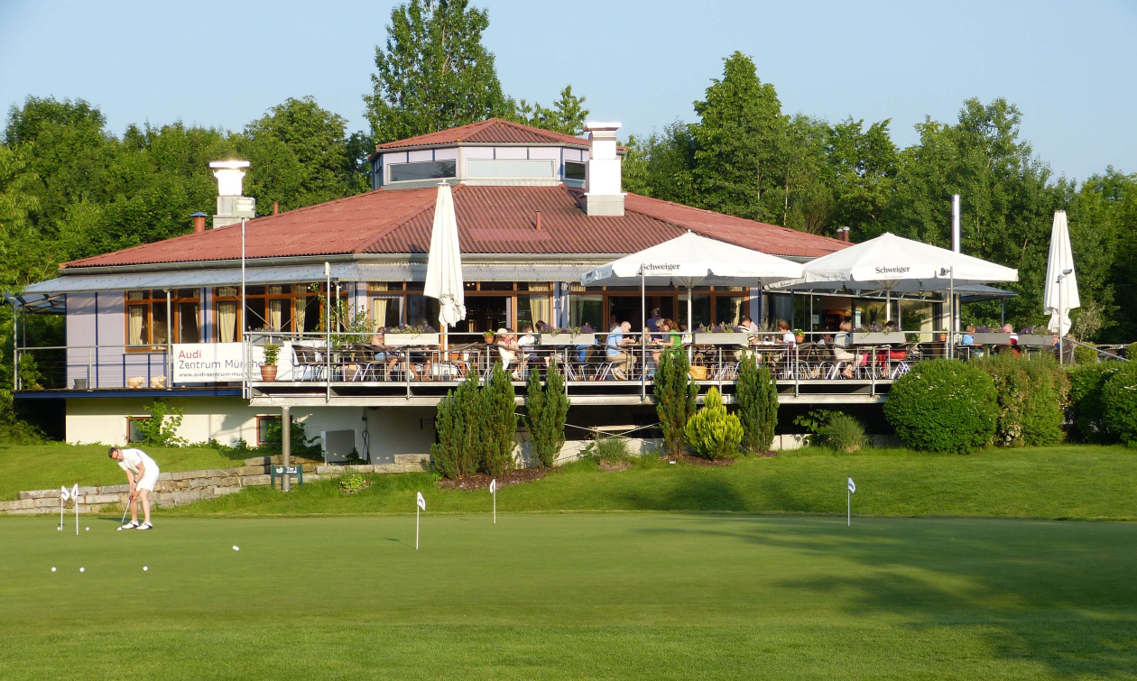 Beliebt bei Golfern und Nicht-Golfern: Die Sonnenterrasse des Clubhauses im Golfpark Aschheim.